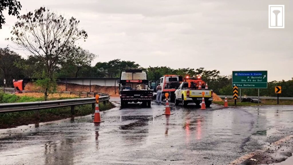 ilha solteira terceiro acidente rotatoria carreta tombada 1