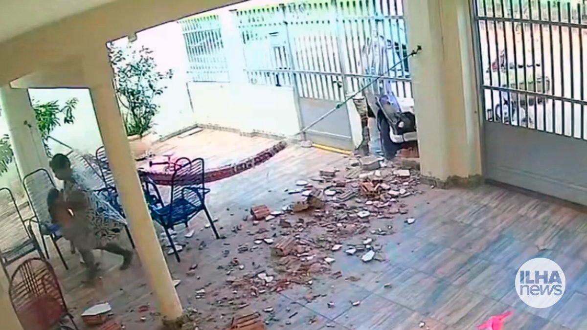 ilha-news-carro-bate-casa-motorista-foge-ilha-solteira