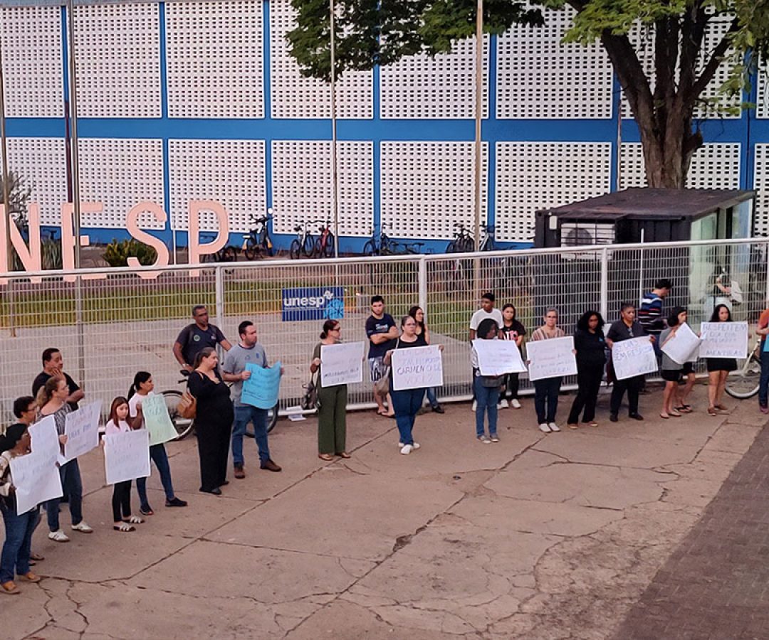 ilha-news-manifestacao-em-frente-unesp-de-ilha-solteira