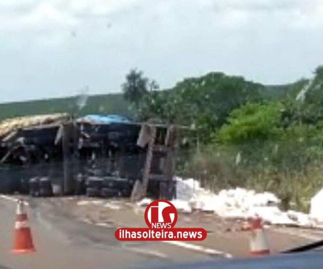 ilha-solteira-news-carroceria-de-carreta-tomba-e-espalha-carga-na-rodovia-dos-barrageiros-min